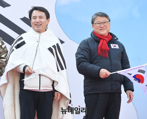 ▲ 자유한국당 조원진 의원(오른쪽)과 김진태 의원. ⓒ뉴데일리 정상윤 기자