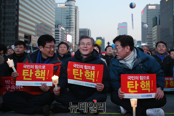 ▲ 박근혜정권 퇴진 비상국민행동이 4일 광화문광장에서 개최한 '19차 촛불집회'에 참석한 문재인 더불어민주당 전 대표와 이재명 성남시장. ⓒ뉴데일리 이종현 기자