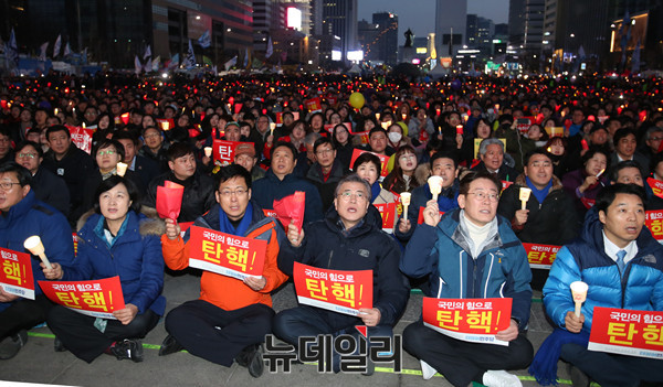 ▲ 19차 촛불집회에 참석한 문재인 전 더불어민주당 대표와 의원들. ⓒ뉴데일리 이종현 기자