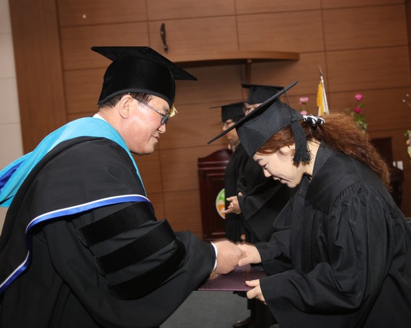 ▲ 류한우 단양군수(왼쪽)가 학점은행제로 전문학사 학위를 취득한 군민에게 학위증을 전달하고 있다.ⓒ단양군