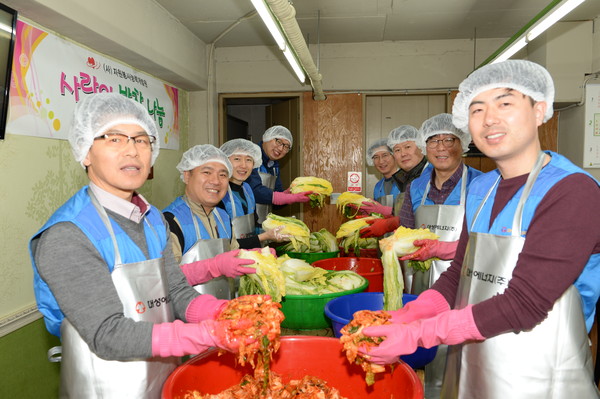 ▲ 대성에너지는 지난 4일 직원 8명이 참여한 가운데 쪽방주민을 상대로 사랑의 반찬나눔 봉사활동을 가졌다.ⓒ대성에너지