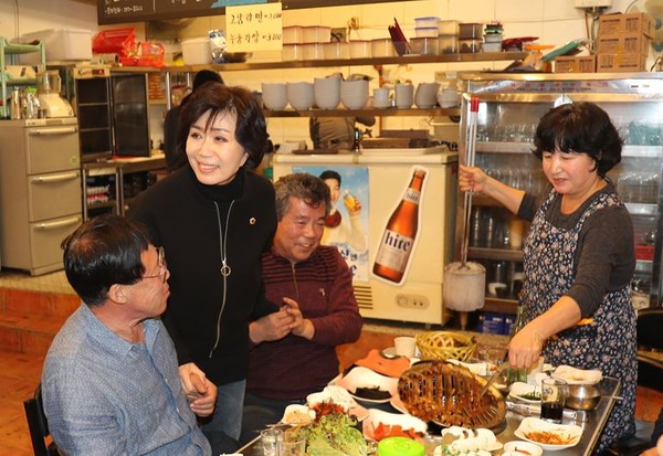 ▲ 충북도의회 김양희 의장 일행이 지난 3일 청주 서문시장 삼겹살 축제 현장을 방문해 상인들을 격려했다.ⓒ충북도의회