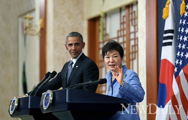美'뉴욕타임스'가 오바마 前대통령의 대북정책인 '전략적 인내'가 실패했다는 논지의 기사를 내놨다. 사진은 2014년 4월 방한 당시 오바마 美대통령과 박근혜 대통령. ⓒ뉴데일리 DB