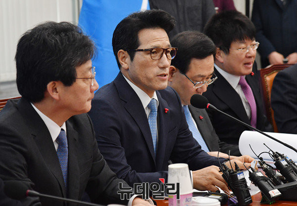 ▲ 바른정당 최고위원회의에서 정병국 대표가 모두발언을 하고 있다(자료사진). ⓒ뉴데일리 이종현 기자