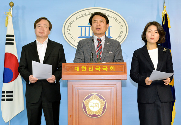 ▲ 자유한국당 김진태·강효상·전희경 의원이 6일 특검 수사 결과 발표에 대해 "헌재 판결에 영향을 끼치겠다는 저의"라면서 "수사 결과 발표 자체가 불법"이라고 주장했다. ⓒ뉴시스 DB