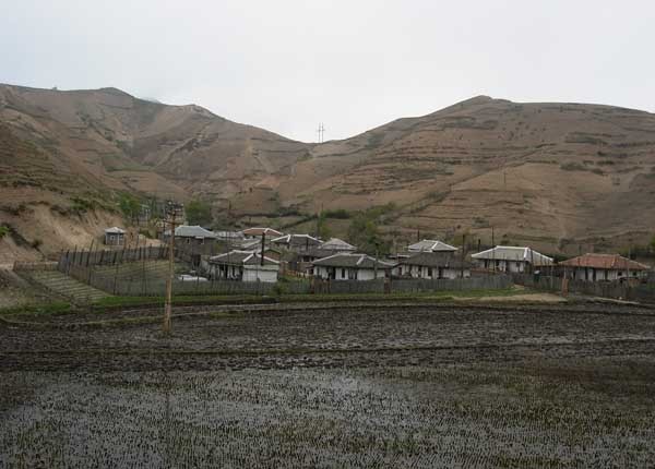 평범한 북한 농촌의 모습. 산에 나무가 없어 장마철만 되면 홍수가 일고 겨울철만 되면 가뭄이 든다. ⓒ김성일 서울대 교수 제공.