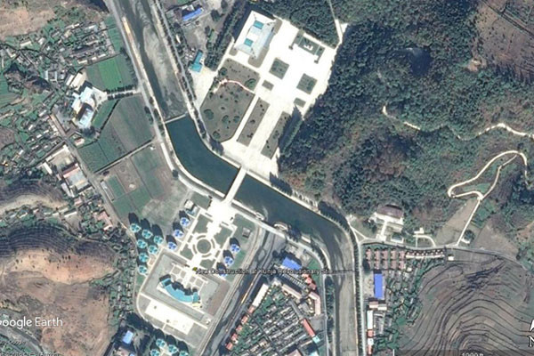 ▲ RFA가 美존스홉킨스大 한미연구소로부터 제공받았다는, 北평안남도 성천군 군자리 혁명사적지의 위성사진. 1년 전만 해도 논밭이었다고 한다. ⓒ美자유아시아방송 관련보도 화면캡쳐