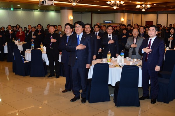 ▲ 이근규 시장과 참석자들이 제천한방엑스포 200일을 앞둔 기념식에서 국민의례를 하고 있다.ⓒ제천시