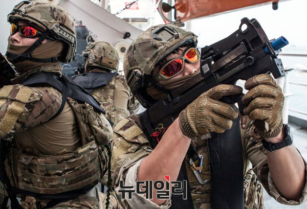 ▲ 해상 대테러 훈련을 하는 중인 해군 UDT/SEAL 대원들. ⓒ뉴데일리 DB
