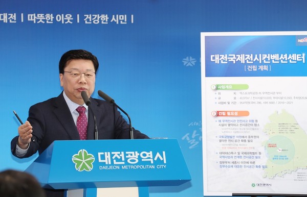 ▲ 권선택 대전시장이 6일 브리핑룸에서 기자들에게 대전국제전시컨벤션센터 건립과 관련해 설명을 하고 있다.ⓒ대전시