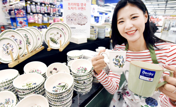 ▲ 6일 서울 등촌동 홈플러스 강서점에서 모델이 프리미엄 테이블웨어 브랜드 ‘포트메리온’과 ‘덴비’ 제품을 선보이고 있다. ⓒ홈플러스
