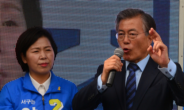 ▲ 지난해 4·13국회의원 선거를 하루 앞둔 12일 오후 광주 서구 금호동 풍금4거리에서 더불어민주당 문재인 전 대표가 양향자(서구 을) 후보 지원 유세를 하고 있다.ⓒ뉴시스