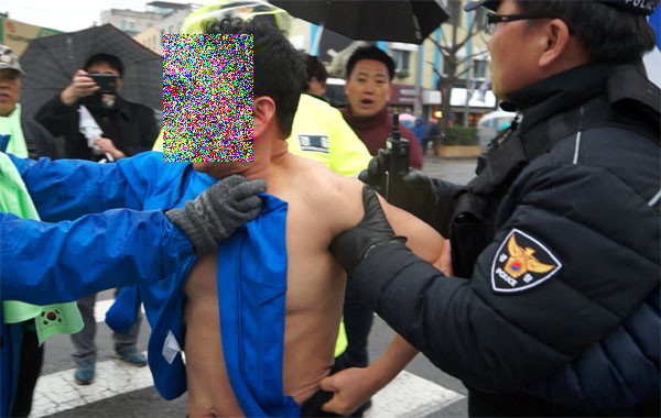 ▲ 지난 3월 1일, 태극기 집회 행진 도중 한 남성이 대열을 향해 뛰어들어 난동을 부렸다. 이에 경찰은 그저 말리는 모습만 보였다. ⓒROTC 구국동지회 제공영상 캡쳐
