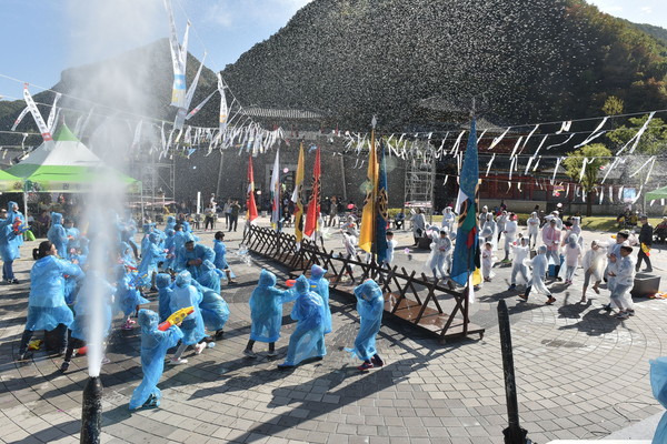▲ 지난해 단양온달문화축제에서 관광객이 편을 나눠 '모의 온달산성 차지하기' 물풍선 전투를 벌이고 있다.ⓒ단양문화원