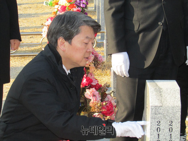 ▲ 국민의당 안철수 전 대표가 지난 2월 15일 국립대전현충원을 방문해 천안함 순국용사 묘역을 참배하고 있다. ⓒ뉴데일리 정도원 기자