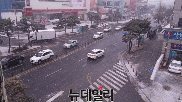▲ 마지막 꽃샘추위와 함께 눈이 휘날리는 청주 지하상가 도로.ⓒ김동식 기자
