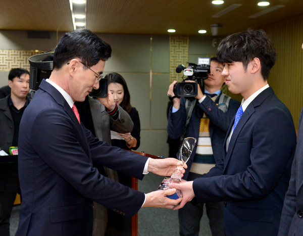 ▲ ‘사람 中心, 차별 없는 世上’ 우수사례 공모전에서 최우수상을 수상한 신지수씨(오른쪽). 왼쪽은 김장주 경북도 행정부지사.ⓒ경북도