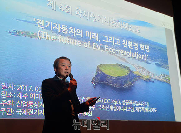 ▲ 김대환 국제전기자동차 엑스포 조직위원장이 현장에서 엑스포의 주제 및 진행 현황 등을 발표하고 있는 모습.ⓒ공준표 기자