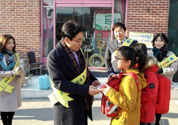 ▲ 김대수 단양교육장(가운데)이 단양초등학교 정문 앞에서 등교하는 학생들과 이야기를 나누고 있다.ⓒ단양교육지원청