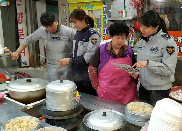 ▲ 충주경찰서가 충주 중앙시장을 찾아 여성안전지킴이집 '반딧불편의점'을 홍보하고 있다.ⓒ충주경찰서