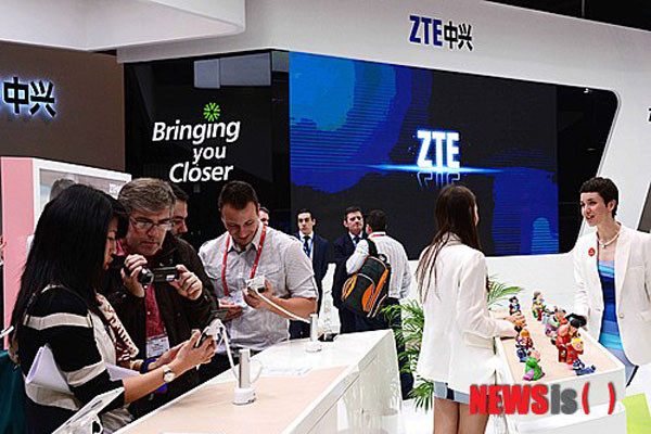 ▲ 美상무부가 미국산 통신장비를 사들인 뒤 몰래 북한과 이란에 판 中통신장비회사 ZTE에 대해 약 12억 달러의 벌금을 부과했다. 사진은 ZTE 홍보부스. ⓒ뉴시스. 무단전재 및 재배포 금지.