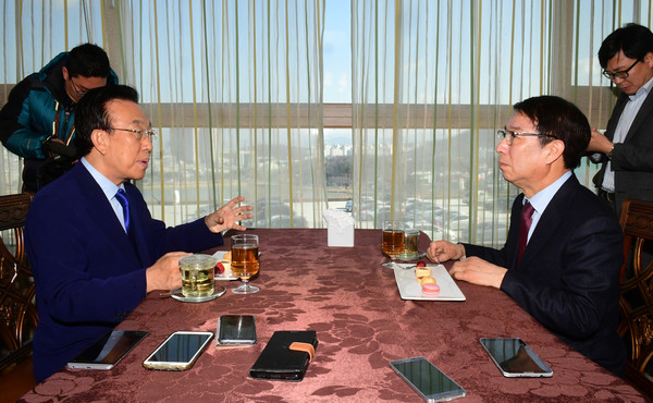김관용 경북도지사(왼쪽)가 8일 오전 대구 호텔수성에서 정운찬 전 총리를 만나 대선출마 등 정치현안에 대한 의견을 나눴다.ⓒ경북도 제공