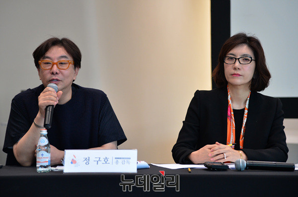 ▲ 왼쪽부터 정구호 서울패션위크 총감독과 김윤희 본부장 ⓒ 뉴데일리 공준표