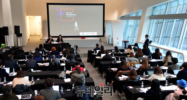 ▲ 왼쪽부터 정구호 서울패션위크 총감독과 김윤희 본부장 ⓒ 뉴데일리 공준표