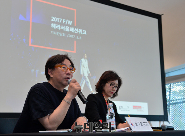 ▲ 왼쪽부터 정구호 서울패션위크 총감독과 김윤희 본부장 ⓒ 뉴데일리 공준표
