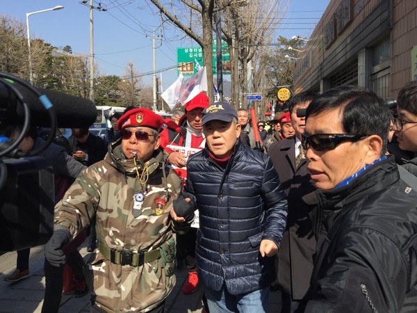 ▲ 박근혜 대통령 탄핵심판 대리인 김평우 변호사가 8일 헌법재판소 앞에서 '박근혜 대통령 탄핵 심판 변론 속개'를 촉구하는 기자회견을 마치고, 취재진에 둘러싸여 자리를 떠나고 있다. ⓒ뉴데일리 DB