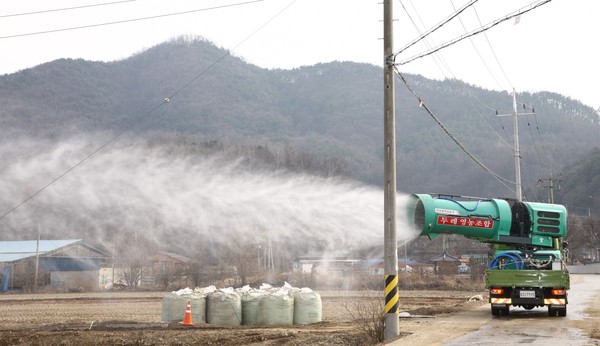 ▲ 보은군 구제역 방역 장면.ⓒ보은군