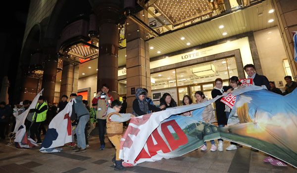 지난 3월 4일 오후 8시경 광주 롯데백화점 앞에서 벌어진 '사드 반대' 퍼포먼스. 이들은 모두 탄핵촛불집회 참가자들이라고 한다. ⓒSBS 관련보도 화면캡쳐