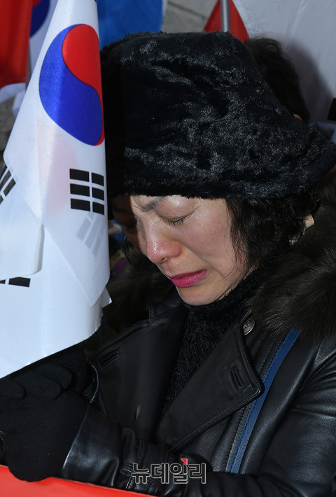 '박근혜 대통령 탄핵안 각하'를 외치며 눈물을 보이는 태극기 시민. ⓒ뉴데일리 정상윤 기자