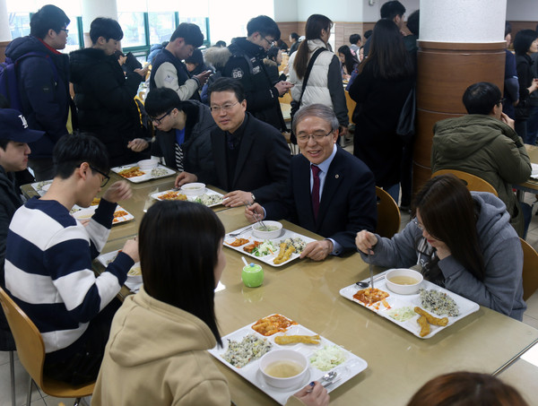 ▲ 윤여표 총장이 학생생활관 양성재 식당을 찾아 학생들과 식사를 하며 다양한 주제로 대화를 나눴다.ⓒ충북대