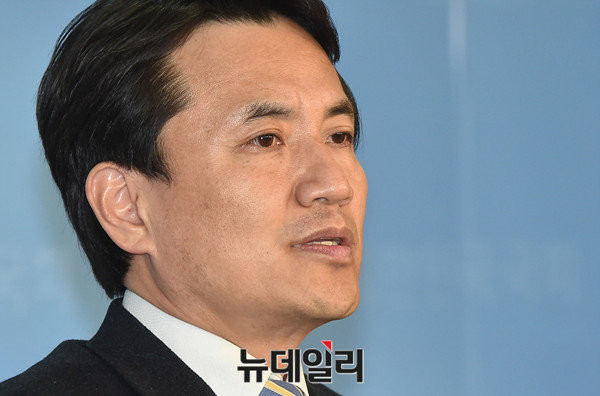 ▲ 자유한국당 김진태 의원이 8일, 안창호 헌법재판관의 친형인 안성호 교수를 캠프에 둔 문재인 전 대표를 강하게 비판했다. ⓒ뉴데일리 이종현 기자