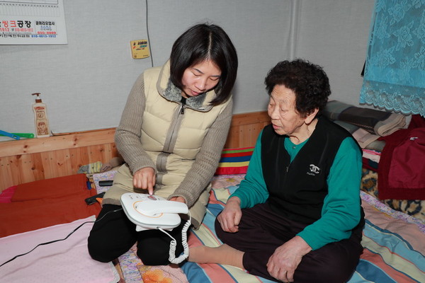 ▲ 예천군이 관내 만 65세 이상 독거노인 중 건강이 좋지 않아 안전 확인이 필요한 어르신을 대상 ‘응급안전알림서비스’를 42대를 설치한다.ⓒ예천군