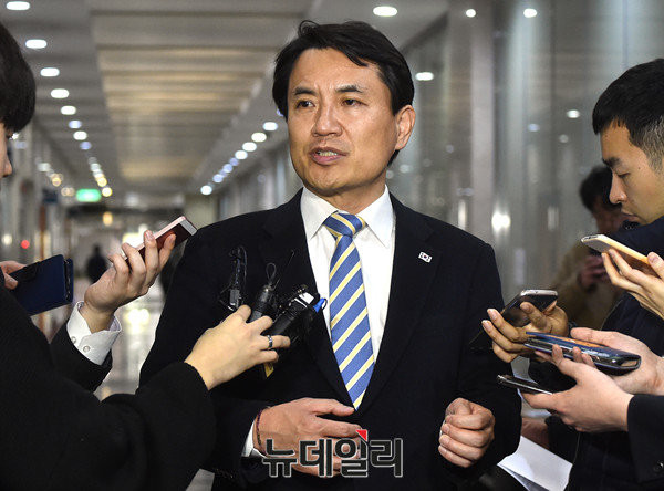 ▲ 자유한국당 김진태 의원. 그는 자유한국당 소속 국회의원과 당협위원장에 '탄핵 반대' 탄원서를 취합해 지난 7일 헌재에 제출했다. ⓒ뉴데일리 이종현 기자