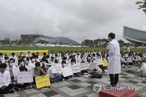 ▲ 지난해 9월 한의과대학 평가인증 탈락을 우려한 상지대학교 한의대 재학생들이 세종시 정부세종청사 앞에서 교육부 등을 상대로 해결책 마련을 촉구하고 있다. ⓒ연합뉴스