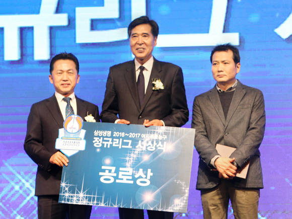 ▲ (왼쪽부터) 양동영 대표이사 사장, 신선우 WKBL 총재. ⓒ동아오츠카