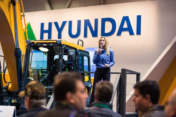 ▲ 현대중공업 직원이 부스를 찾은 고객들에게 자사 건설장비의 특장점에 대해 설명하고 있다.ⓒ현대중공업