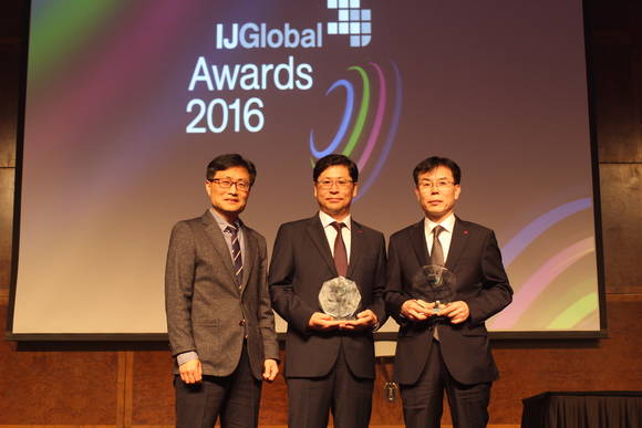▲ 한국전력이 2016 아이제이 글로벌 어워드 2관왕을 수상했다. 한전 해외사업처 강봉완 부장 (중앙) 한전 라빅법인장 최백운 부장 (오른쪽) 한전 해외전략금융처 문형일 실장.ⓒ 한전