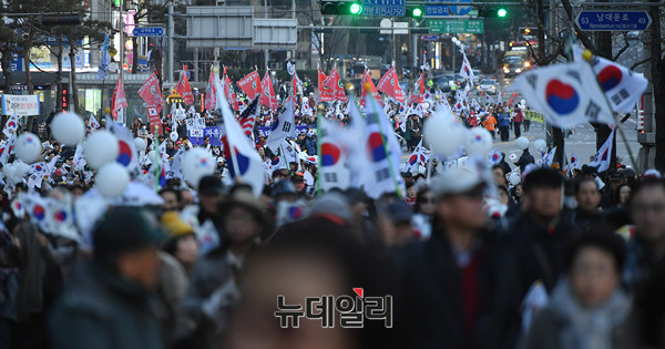 ▲ 지난 주말 광화문과 서울광장·대한문 일대에서 벌어진 탄핵 찬·반 집회를 실시간으로 중계하던 ‘연합뉴스TV’가 촛불집회보다 태극기집회에 훨씬 적은 숫자가 모인 것처럼 왜곡된 영상을 내보내다 취재 현장에서 쫓겨나는 수모를 겪었다.