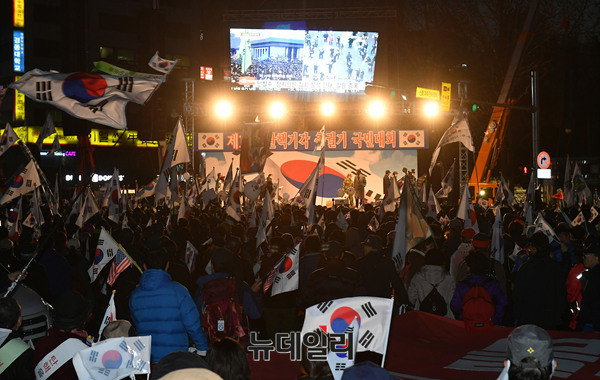 ▲ 지난 주말 광화문과 서울광장·대한문 일대에서 벌어진 탄핵 찬·반 집회를 실시간으로 중계하던 ‘연합뉴스TV’가 촛불집회보다 태극기집회에 훨씬 적은 숫자가 모인 것처럼 왜곡된 영상을 내보내다 취재 현장에서 쫓겨나는 수모를 겪었다.