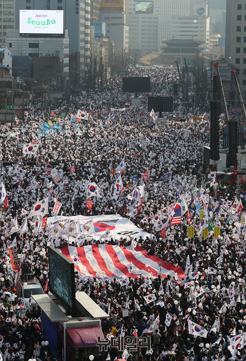 지난 4일 서울광장-대한문 앞에서 열린 '탄핵기각 총궐기 국민대회'에 참석한 시민들. ⓒ 사진=공동취재단