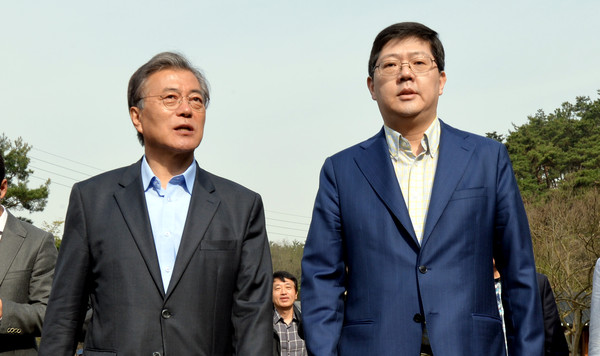 ▲ (왼쪽부터) 민주당 문재인 전 대표와 김홍걸 국민통합위원장. ⓒ뉴시스