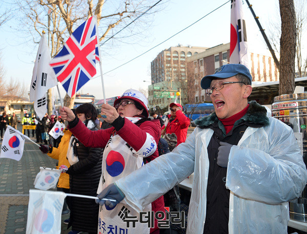 ▲ 9일 헌법재판소 앞 안국역 일대에서 열린 18차 태극기집회.ⓒ뉴데일리 공준표 기자