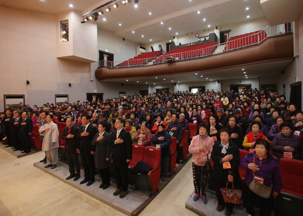 ▲ 단양군이 단양문화예술회관에서 노인일자리를 위한 공익활동 발대식을 열고 있다.ⓒ단양군