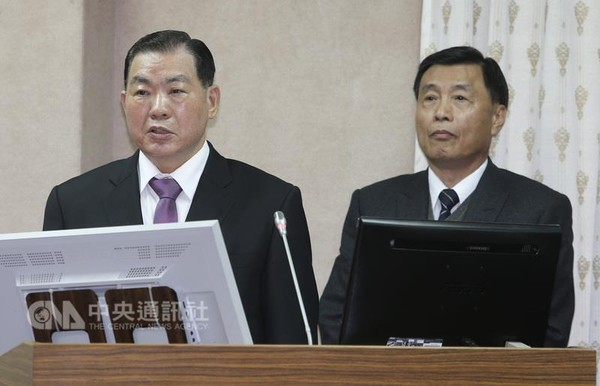 ▲ 대만 입법원에서 김한솔 입국설에 관한 의원들의 질문에 답변하는 펑셩쥬 국안국장(오른쪽)과 허롱춘 이민서장.ⓒ대만중앙통신