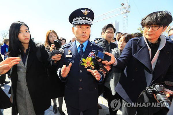 ▲ 9일 제주도에서 열린 '딘 헤스 美공군대령 기념비' 제막식에 참석한 정경두 공군참모총장은 '제주공군기지 설'에 대해 언론들에게 자세히 브리핑할 것을 지시했다. ⓒ연합뉴스. 무단전재 및 재배포 금지.