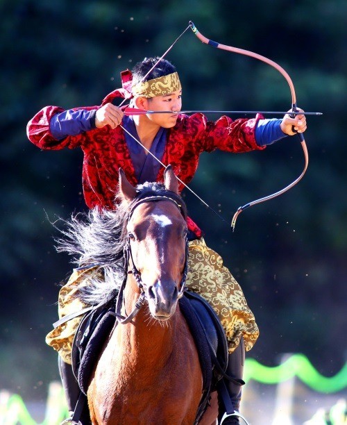 ▲ 2016청주세계무예마스터십’에서 말을 타고 달리면서 활을 쏘아 과녁을 맞히는 기사.ⓒ청주시